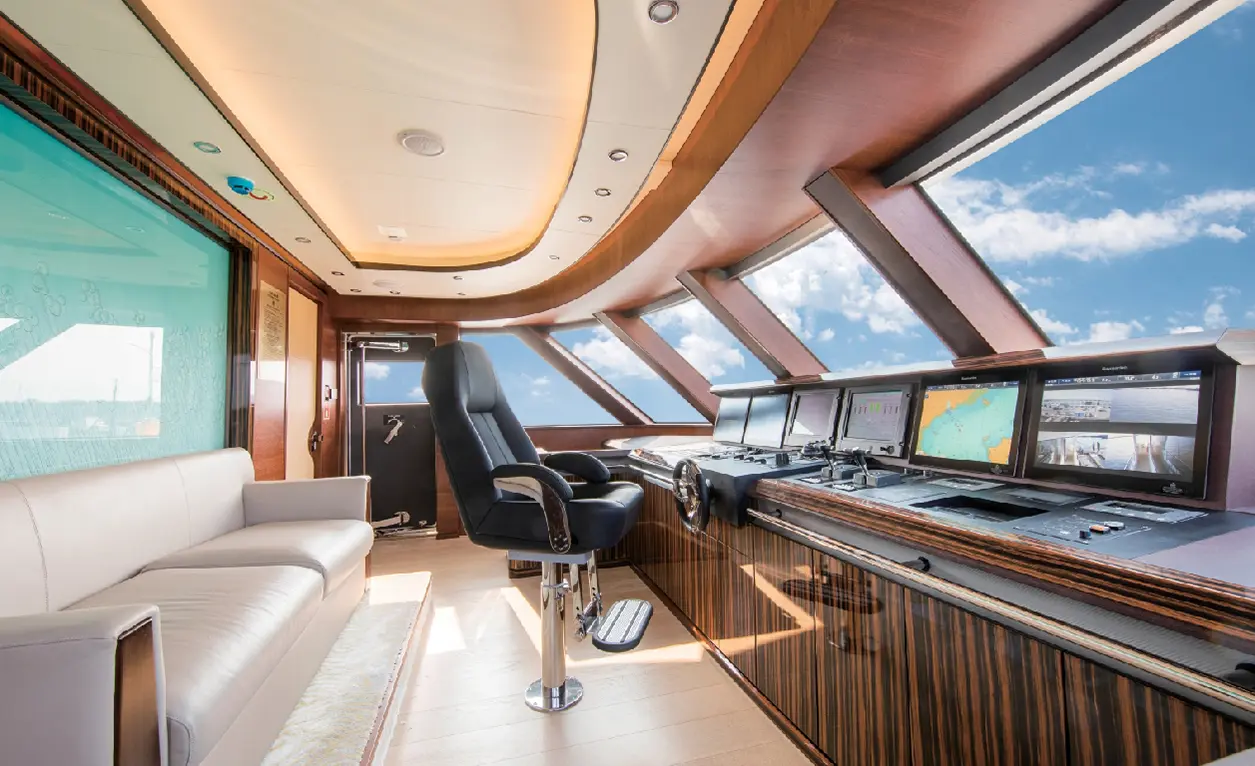 Balk Yacht Hainan 46 Metres Super Yacht 巴克游艇海南有限公司46米游艇驾驶舱